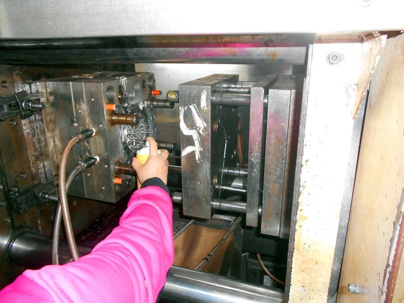 021-脱模困难，使用脱模剂手工脱模